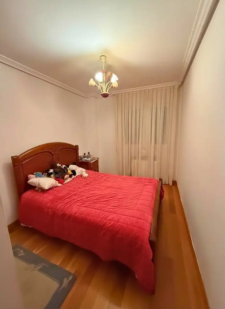 Dormitori de Casa adosada en venda en Burgos amb Moblat