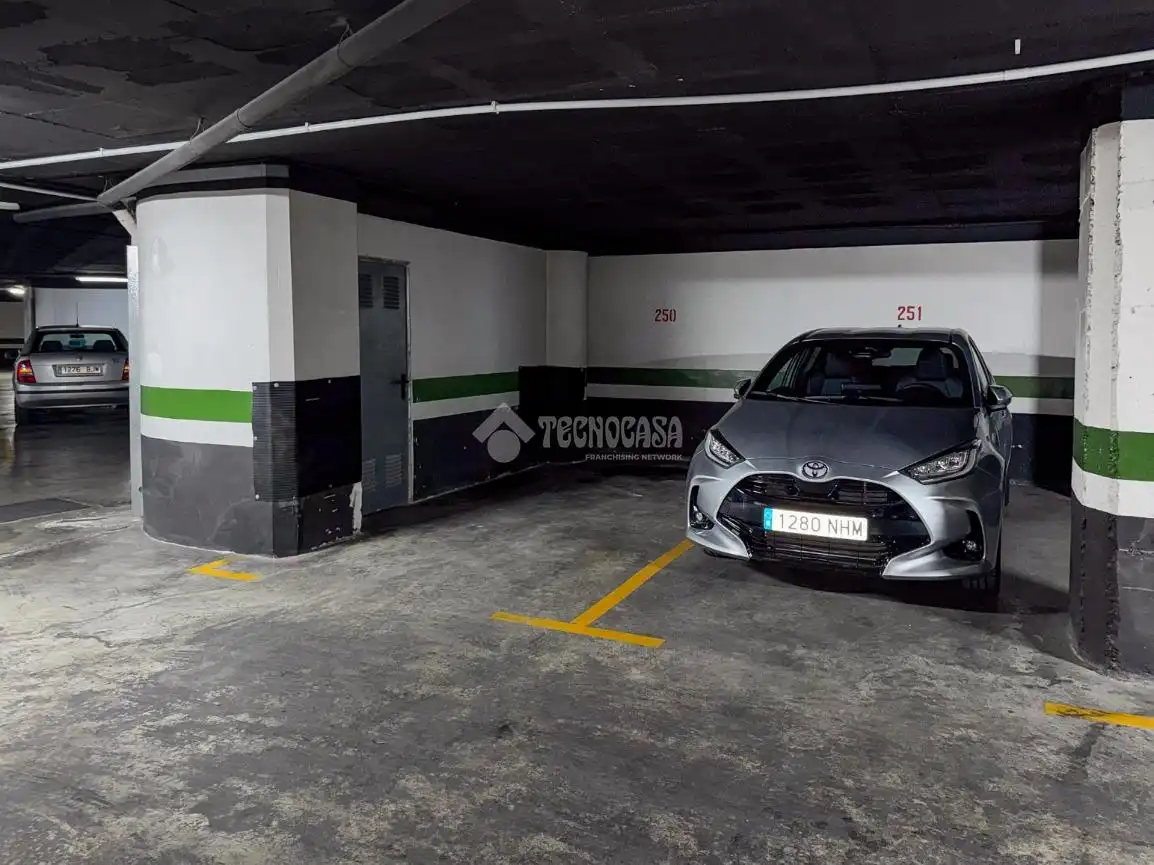 Aparcament de Garatge en venda en Granada