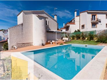 Chalet con balcón en venta en Calle Oriente