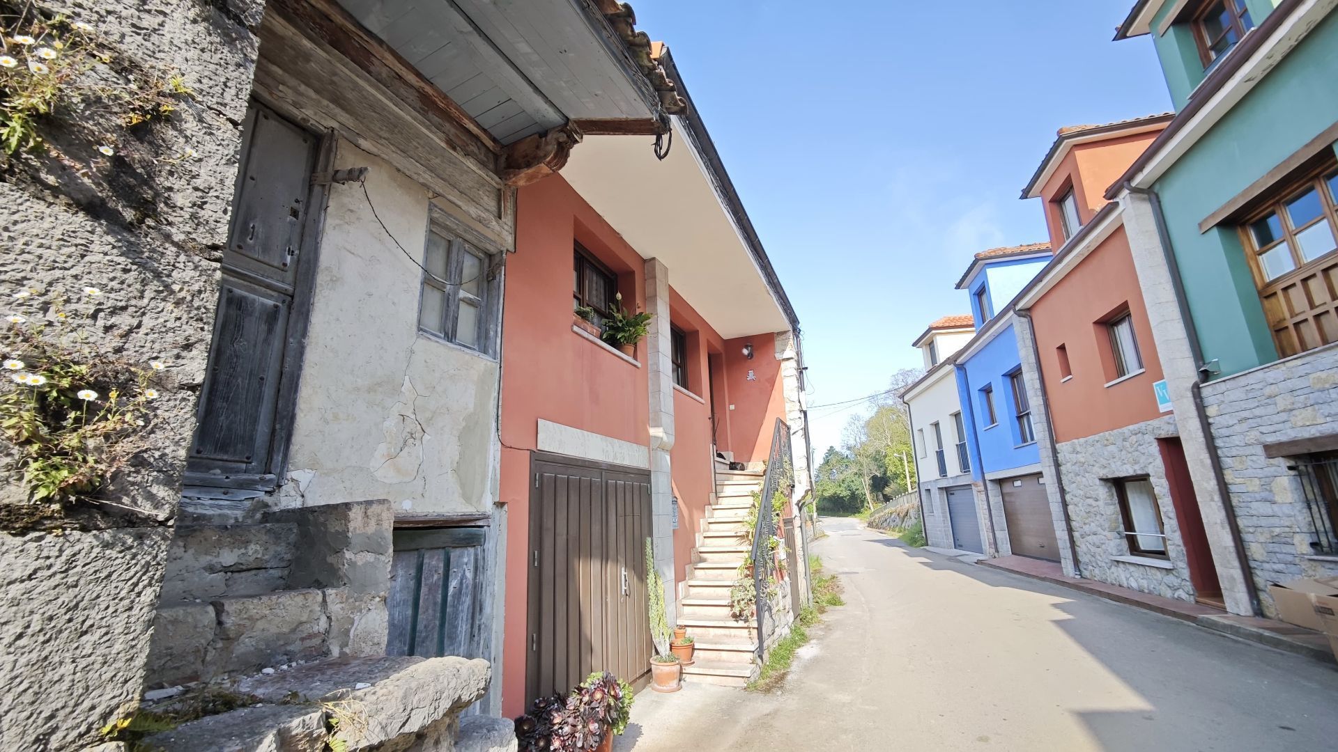 Vista exterior de Casa o xalet en venda en Llanes amb Calefacció, Traster i Moblat