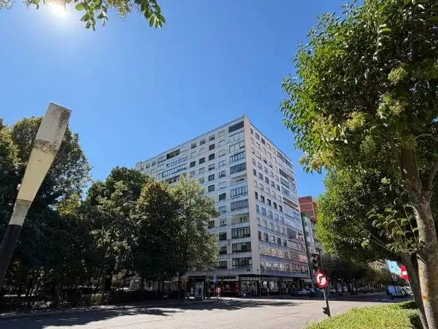 Vista exterior de Piso en venta en León Capital  con Calefacción