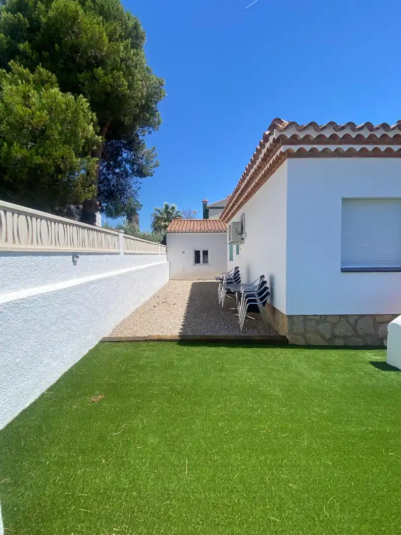 Vista exterior de Casa o xalet de lloguer en Mont-roig del Camp amb Aire condicionat, Calefacció i Jardí privat