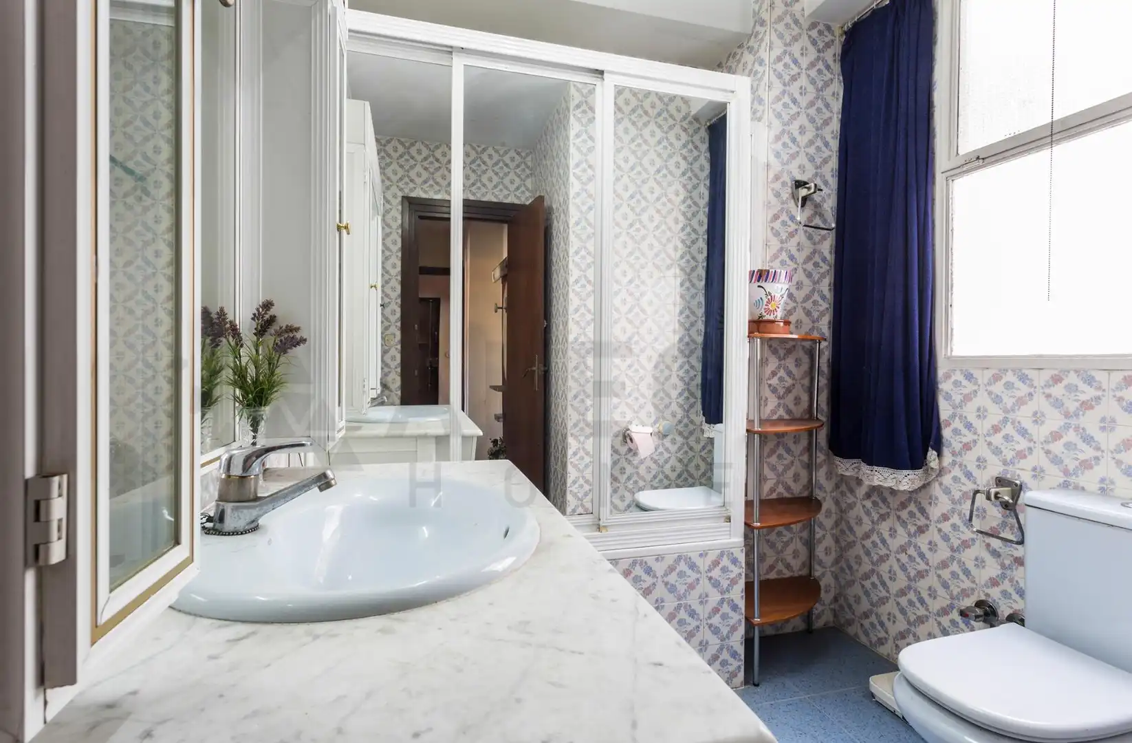 Bathroom of Flat for sale in Sevilla  with Air Conditioner