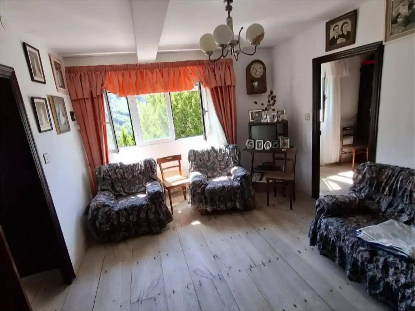 Sala d'estar de Finca rústica en venda en Illano amb Moblat
