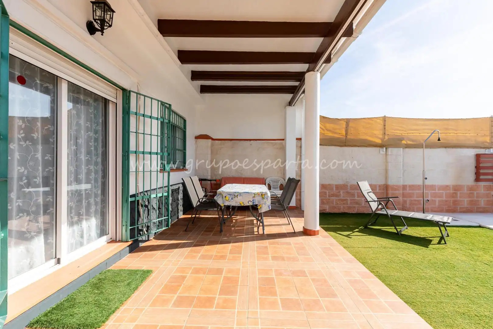 Terrassa de Casa adosada en venda en Huévar del Aljarafe amb Aire condicionat, Jardí privat i Traster
