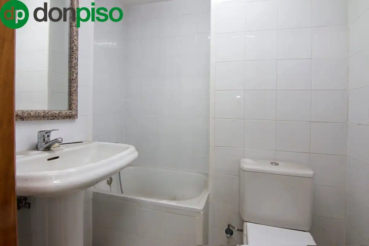 Baño de Local en venta en Granada con Amueblado