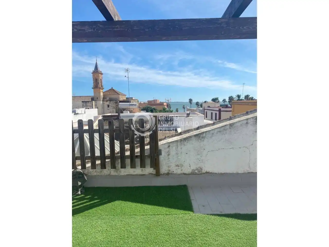 Vista exterior de Casa adosada en venda en Puerto Real amb Aire condicionat, Jardí privat i Terrassa
