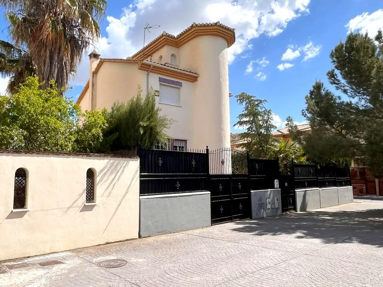 Vista exterior de Casa o xalet en venda en Peligros amb Aire condicionat, Calefacció i Jardí privat