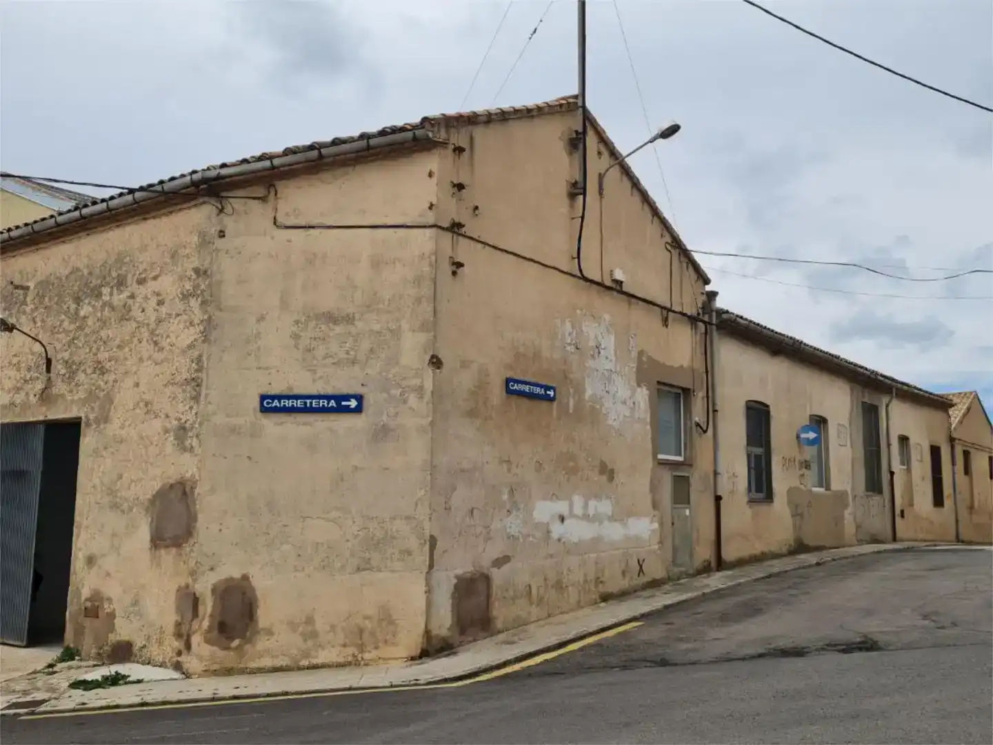 Außenansicht von Fabrikhallen zur Miete in Bocairent