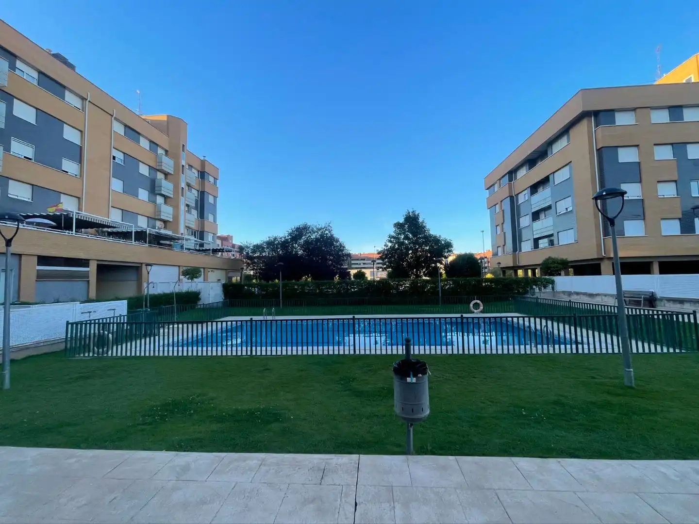 Piscina de Pis en venda en  Logroño amb Balcó