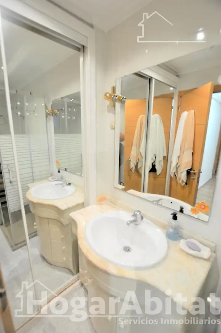 Bathroom of Flat for sale in Valencia  with Air Conditioner and Heating
