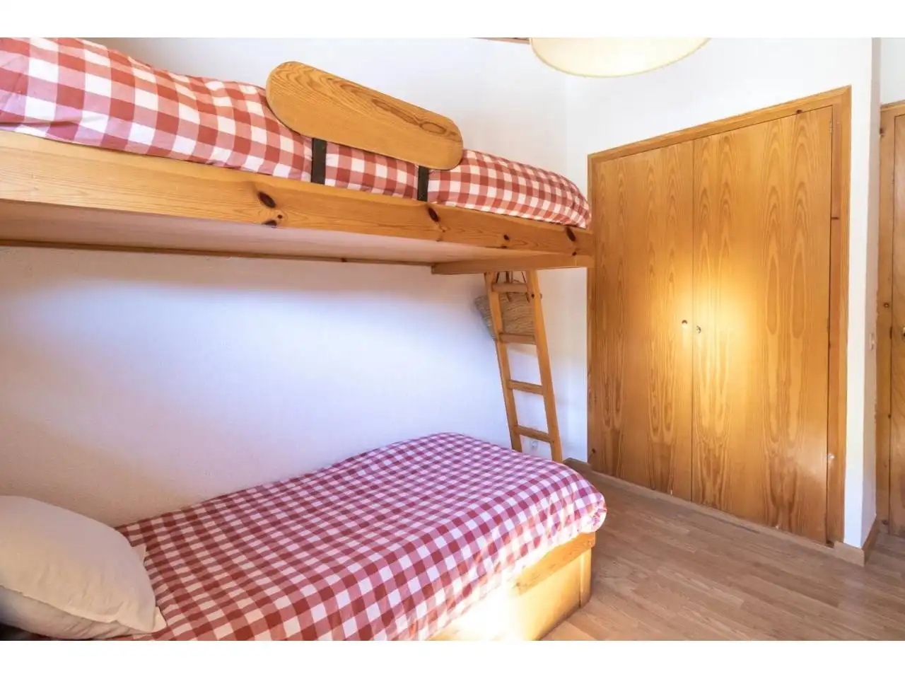 Dormitori de Àtic de lloguer en Alp amb Calefacció, Parquet i Moblat