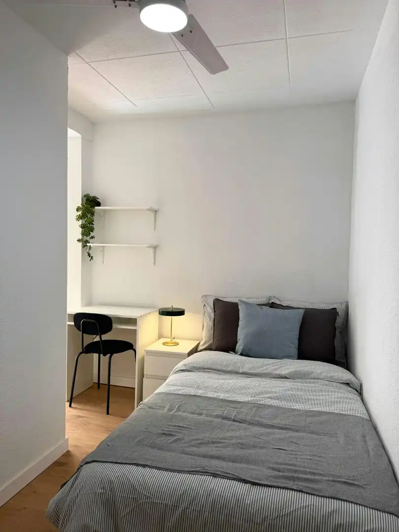 Schlafzimmer von Wohnung zur untervermieten in Alfafar mit Waschmaschine