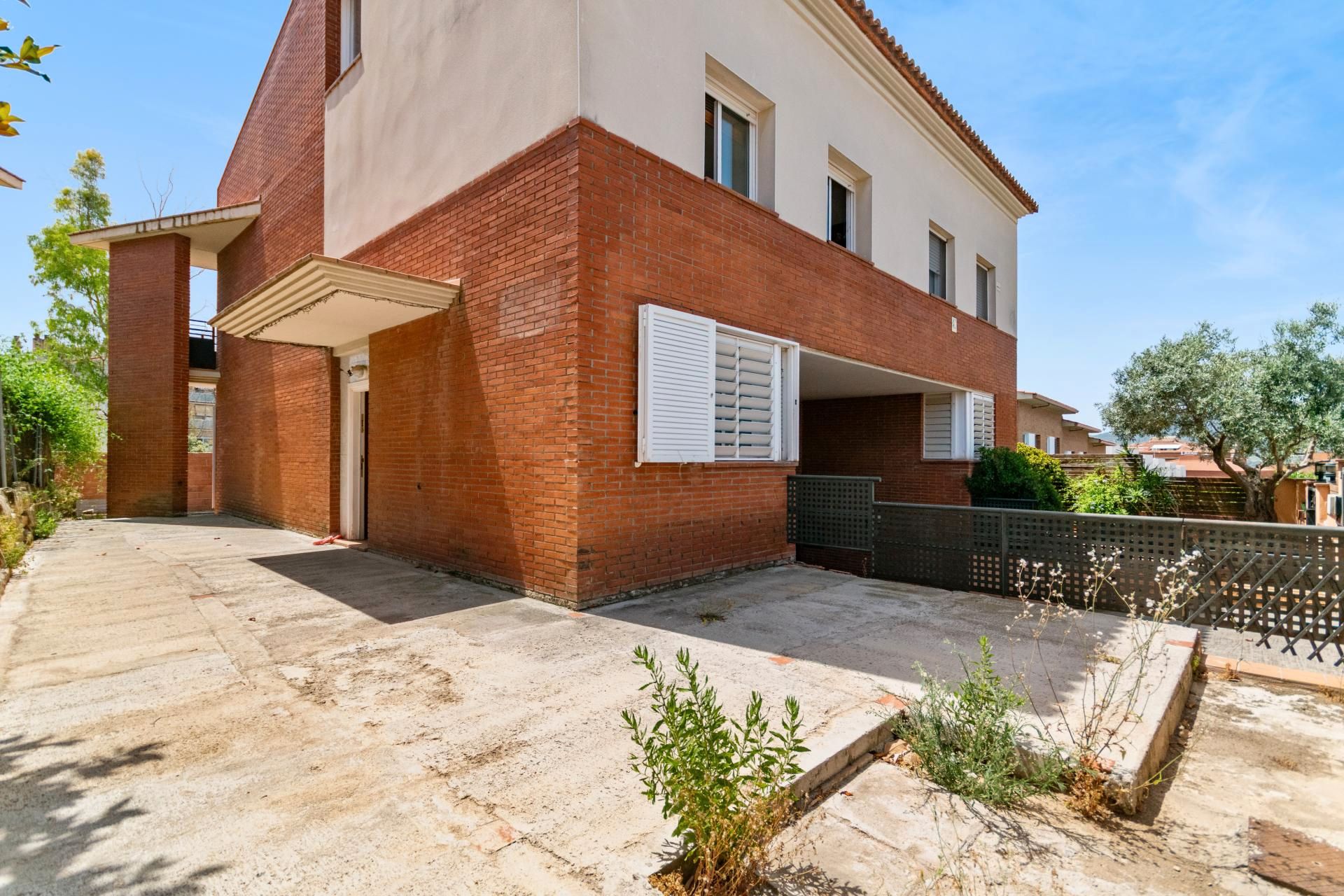 Vista exterior de Casa o xalet en venda en Sant Feliu de Llobregat amb Aire condicionat, Calefacció i Jardí privat