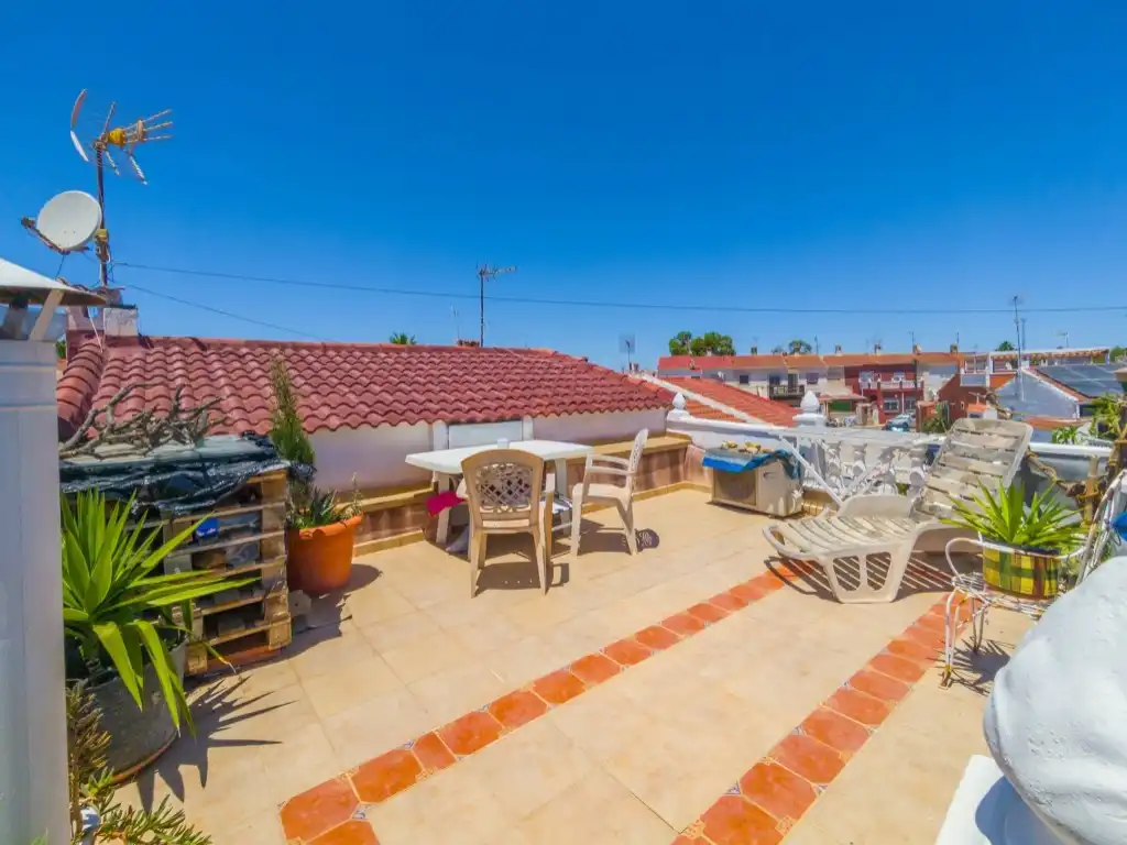 Terrasse von Haus oder Chalet zum Verkauf in Torrevieja mit Klimaanlage, Privatgarten und Möbliert