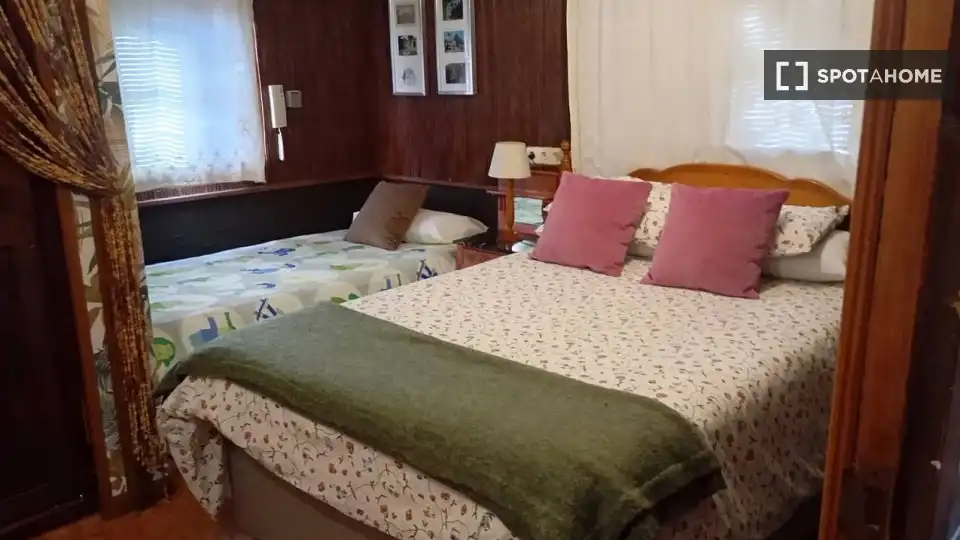 Bedroom of Flat for rent in Madrid  with Air Conditioner, Heating and Furnished