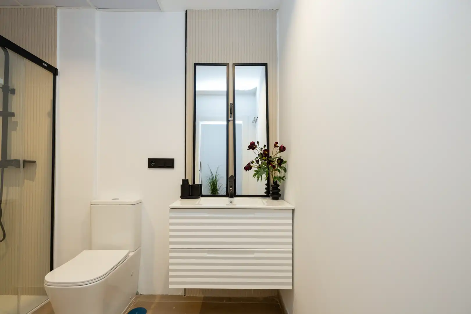 Badezimmer von Wohnungen zum Verkauf in Granada mit Klimaanlage, Parkett und Möbliert