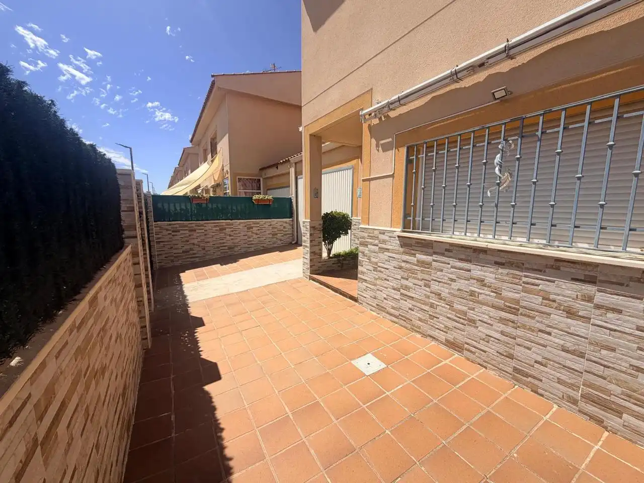 Vista exterior de Casa adosada en venda en Zarza de Tajo amb Calefacció, Jardí privat i Piscina