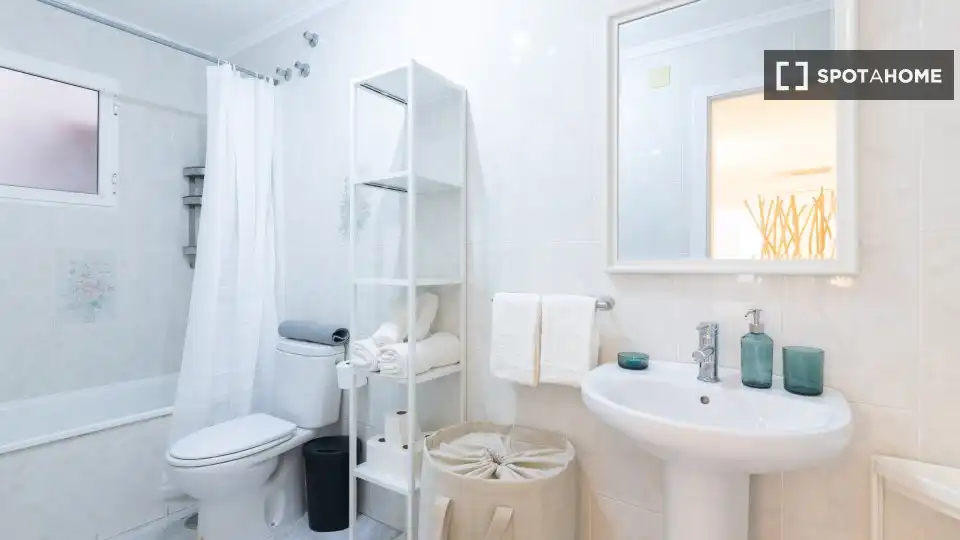 Baño de Estudio para compartir en Torrevieja con Aire acondicionado, Terraza y Amueblado