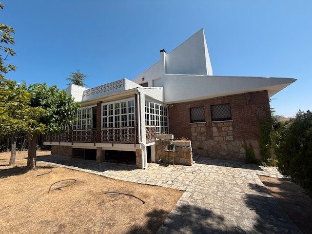 Exterior view of House or chalet for sale in Valdemorillo  with Heating, Private garden and Terrace