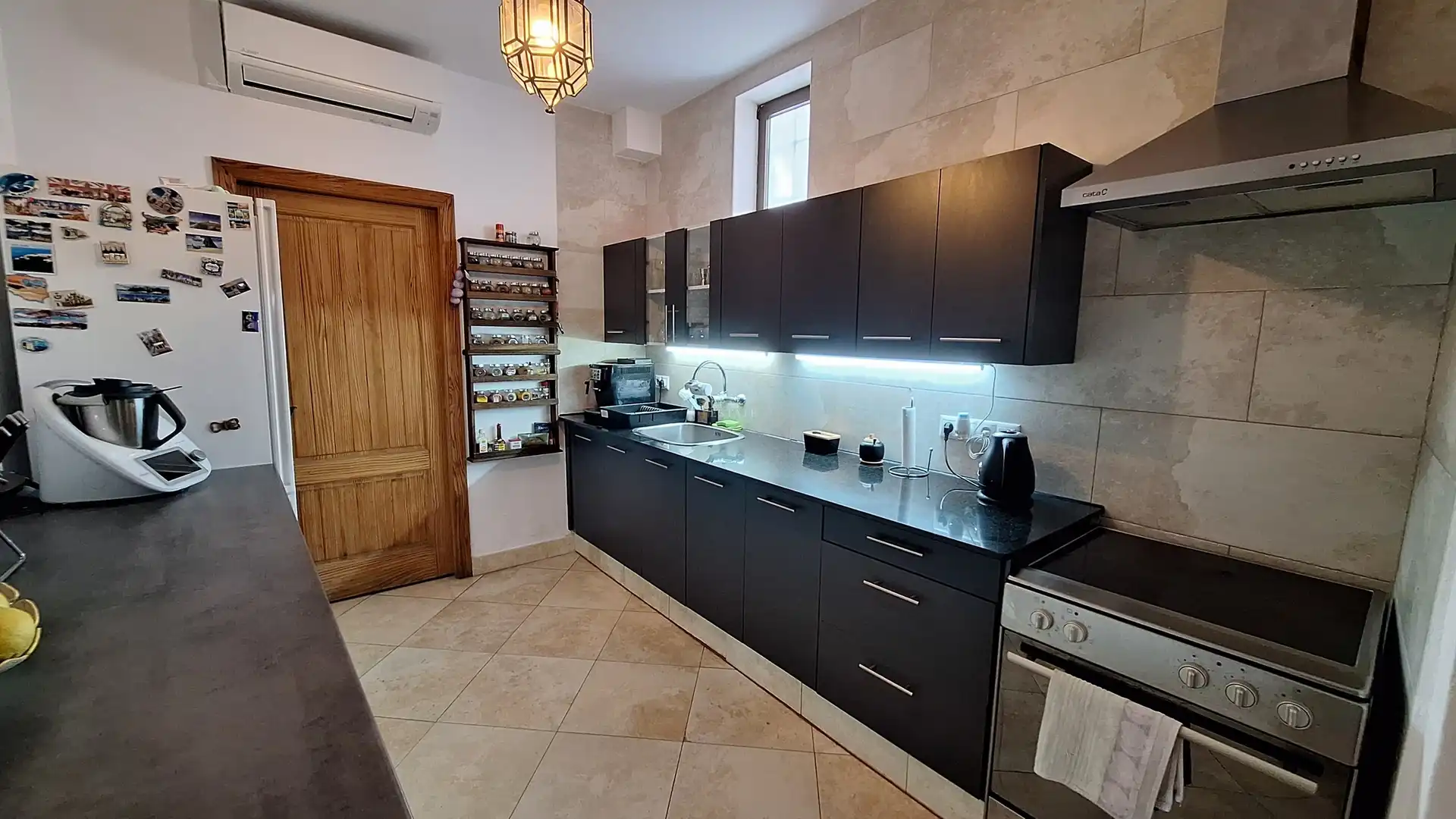 Küche von Einfamilien-Reihenhaus zum Verkauf in Oliva mit Klimaanlage, Abstellraum und Whirlpool
