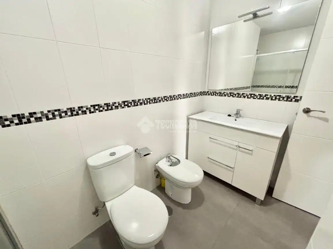 Bathroom of Flat for sale in Benalmádena  with Air Conditioner, Heating and Parquet flooring