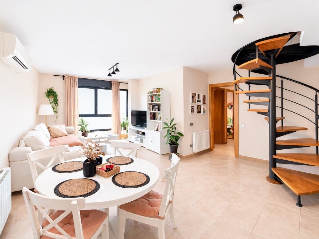 Sala de estar de Dúplex en venta en Santa Margarida I Els Monjos con Aire acondicionado, Horno y Balcón