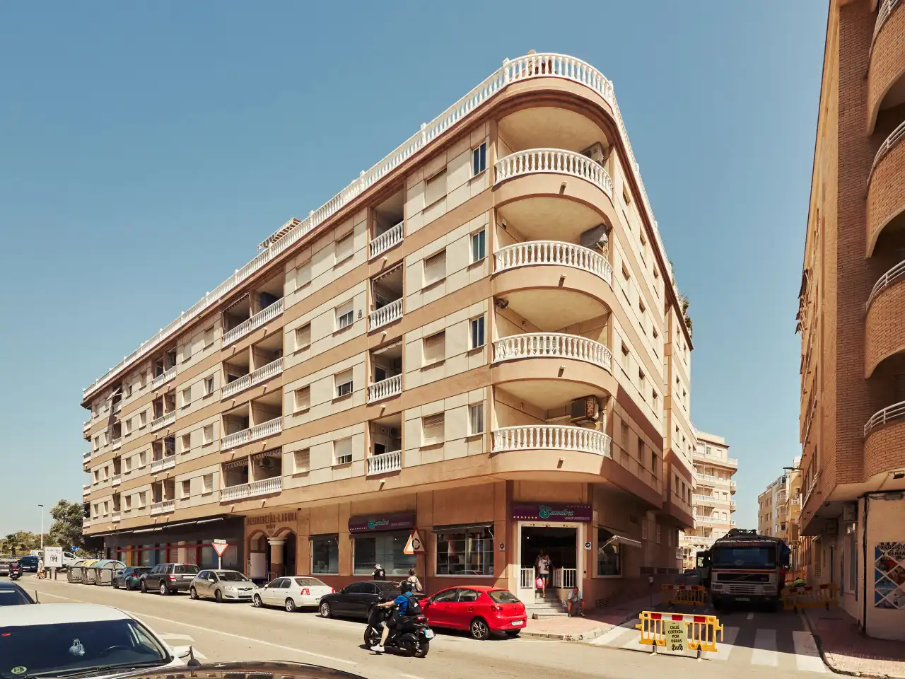 Außenansicht von Wohnungen zum Verkauf in Torrevieja mit Klimaanlage, Heizung und Terrasse