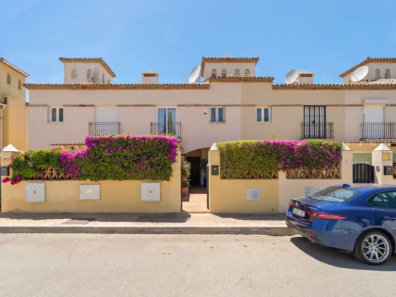 Vista exterior de Casa adosada en venda en Marbella amb Aire condicionat, Piscina i Balcó