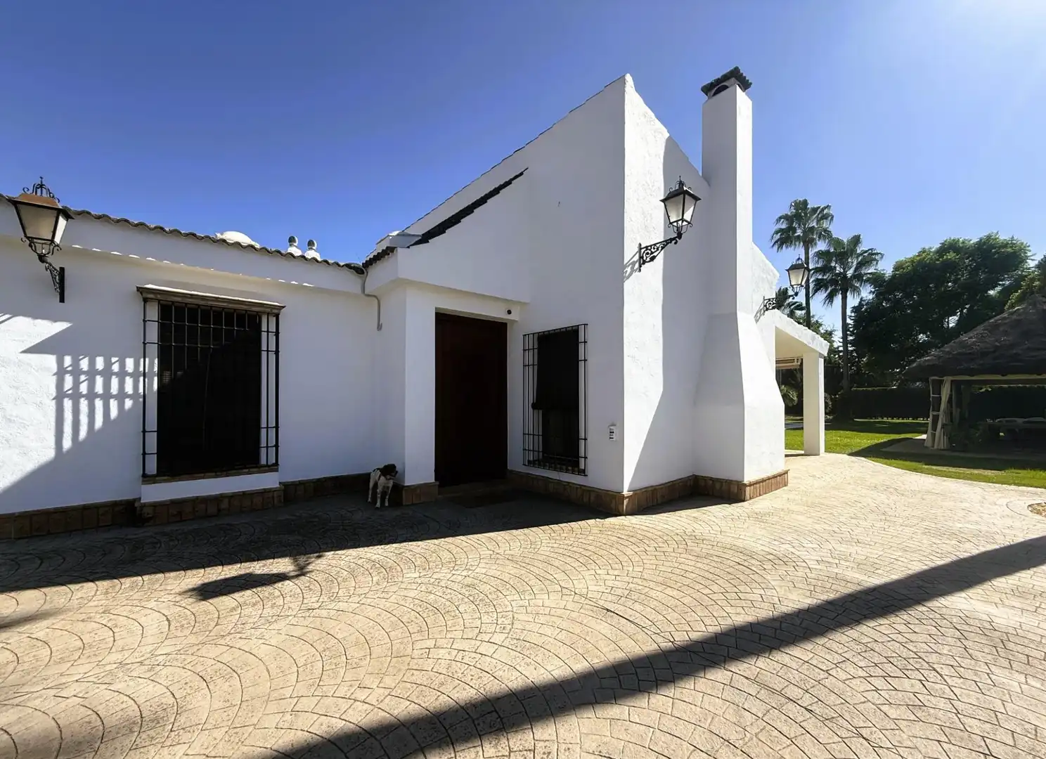 Vista exterior de Casa o xalet en venda en La Rinconada amb Aire condicionat, Jardí privat i Piscina