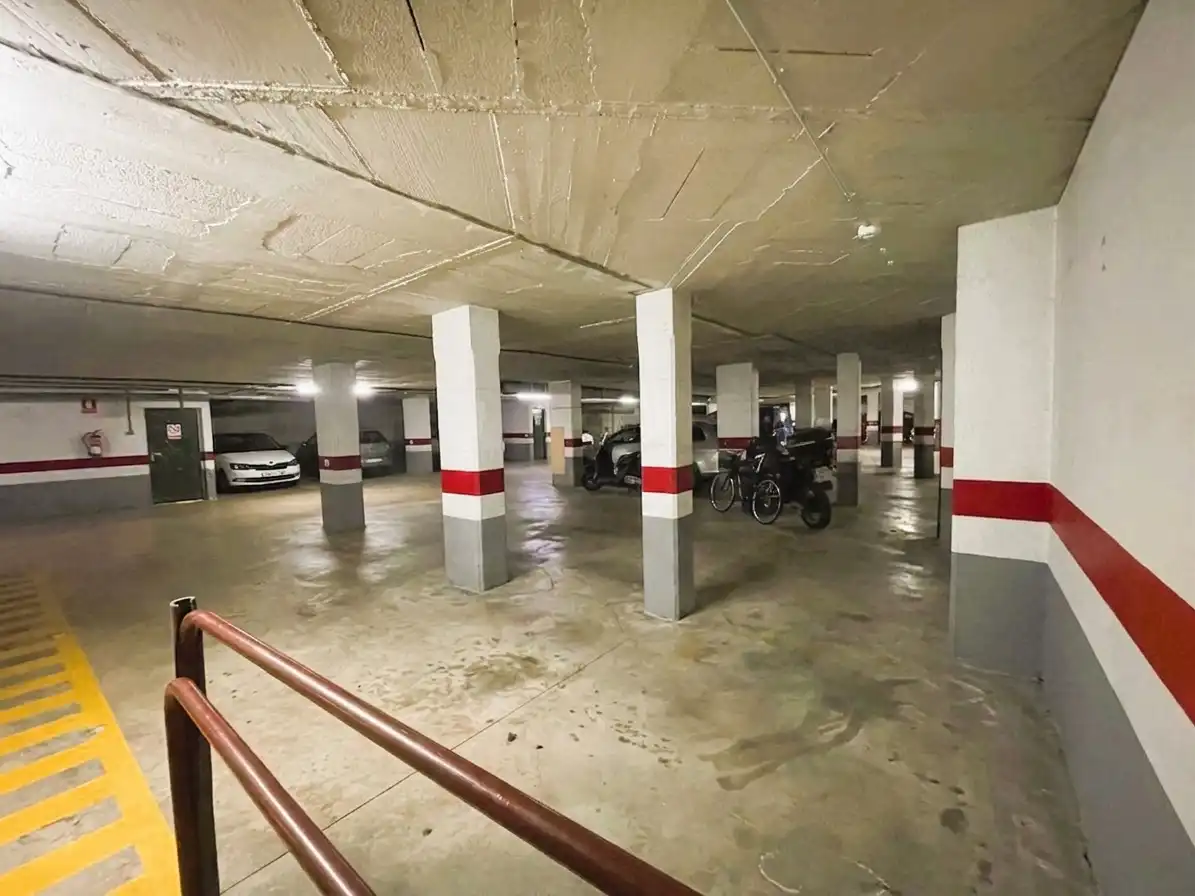 Parkplatz von Wohnung zum Verkauf in Girona mit Klimaanlage, Abstellraum und Balkon