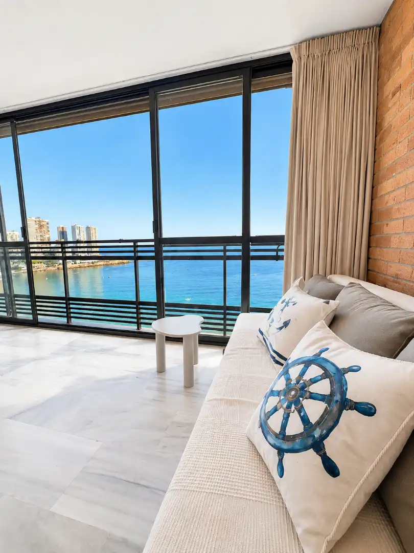 Dormitori de Apartament de lloguer en Benidorm amb Aire condicionat, Terrassa i Moblat
