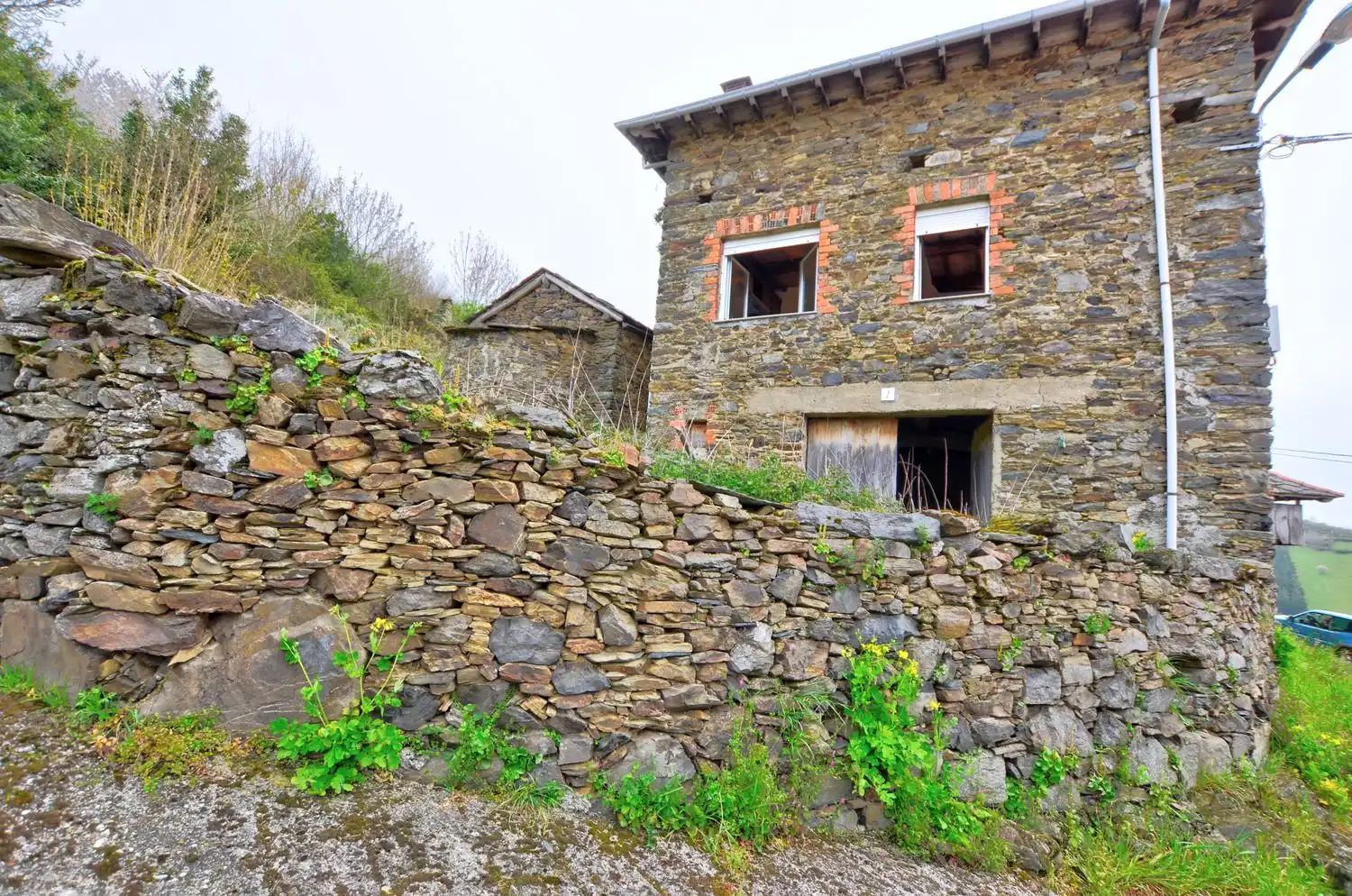 Vista exterior de Casa o xalet en venda en Cangas del Narcea amb Calefacció, Traster i Piscina