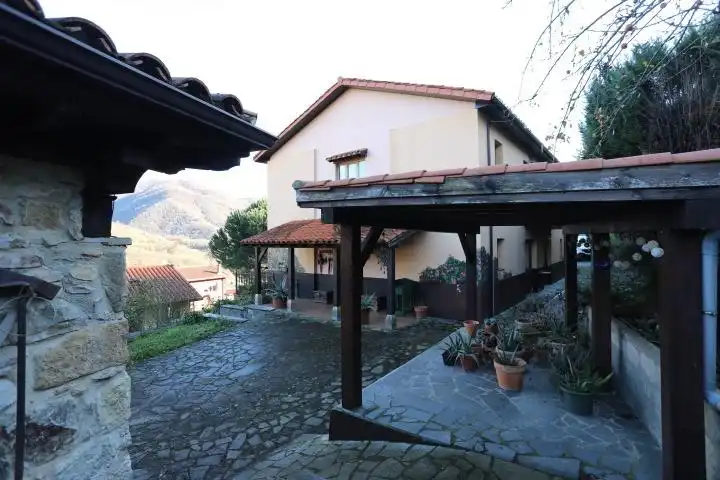 Vista exterior de Finca rústica en venda en Quirós amb Calefacció, Jardí privat i Terrassa