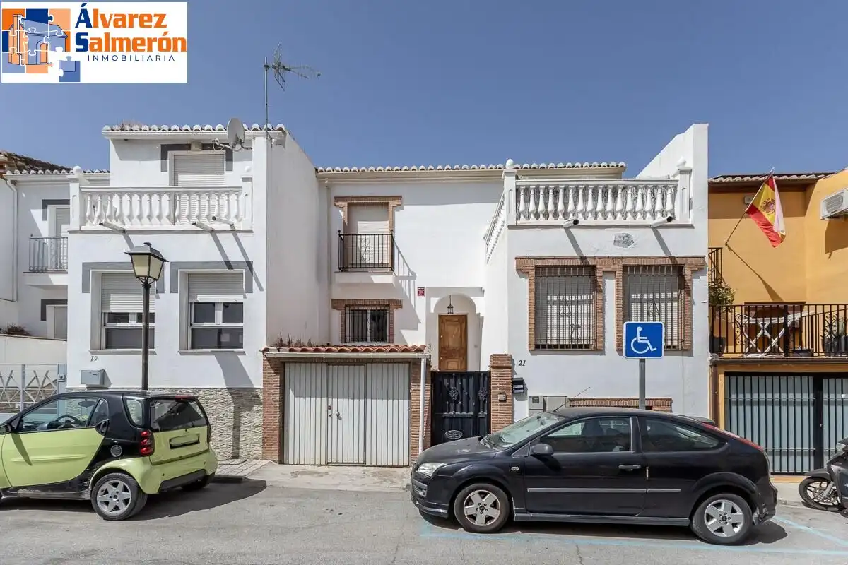 Vista exterior de Casa adosada en venta en Huétor Vega con Terraza