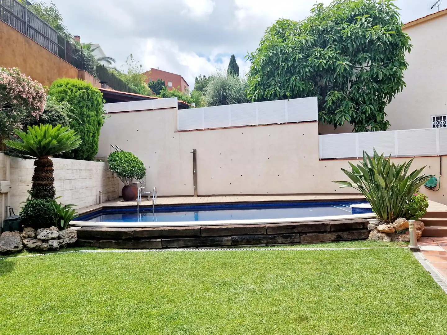Piscina de Casa o xalet en venda en Sant Boi de Llobregat amb Aire condicionat, Calefacció i Moblat