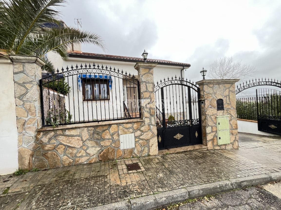 Exterior view of Single-family semi-detached for sale in Torres de la Alameda