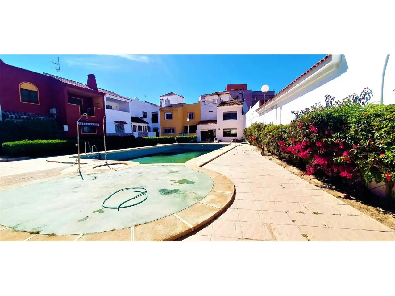 Swimming pool of Detached homes for sale in Roquetas de Mar  with Terrace, Furnished and Community pool