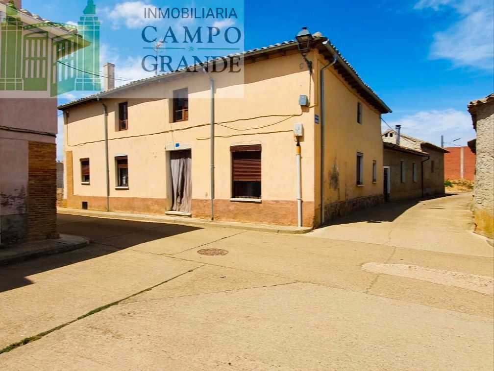 Vista exterior de Casa o xalet en venda en Frechilla amb Calefacció, Jardí privat i Traster
