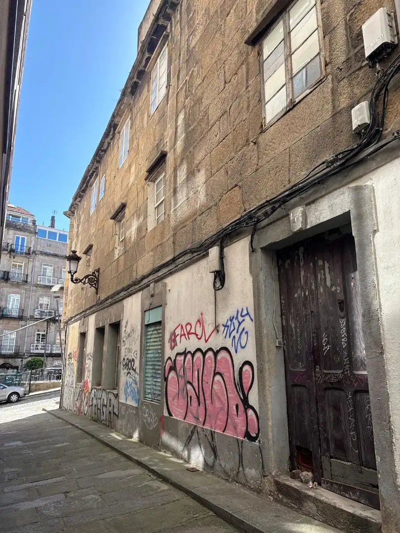 Vista exterior de Edificio en venta en Vigo 