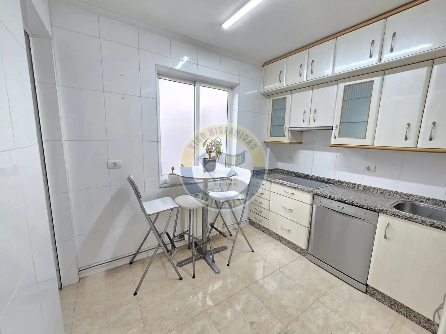 Cocina de Piso de alquiler en Vigo  con Calefacción