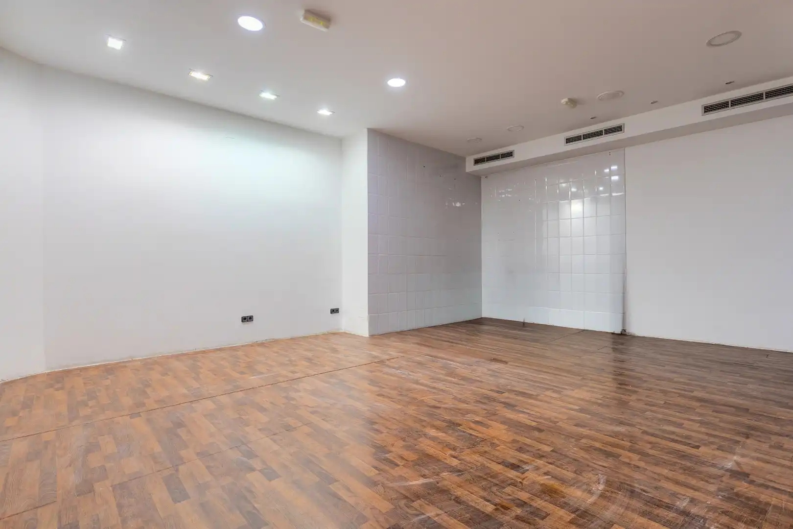 Commercial properties for sale in Fuenlabrada  with Air Conditioner, Parquet flooring and Alarm