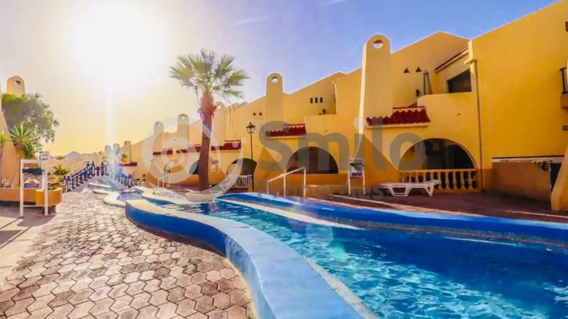 Vista exterior de Planta baixa en venda en Adeje amb Terrassa, Moblat i Piscina comunitària