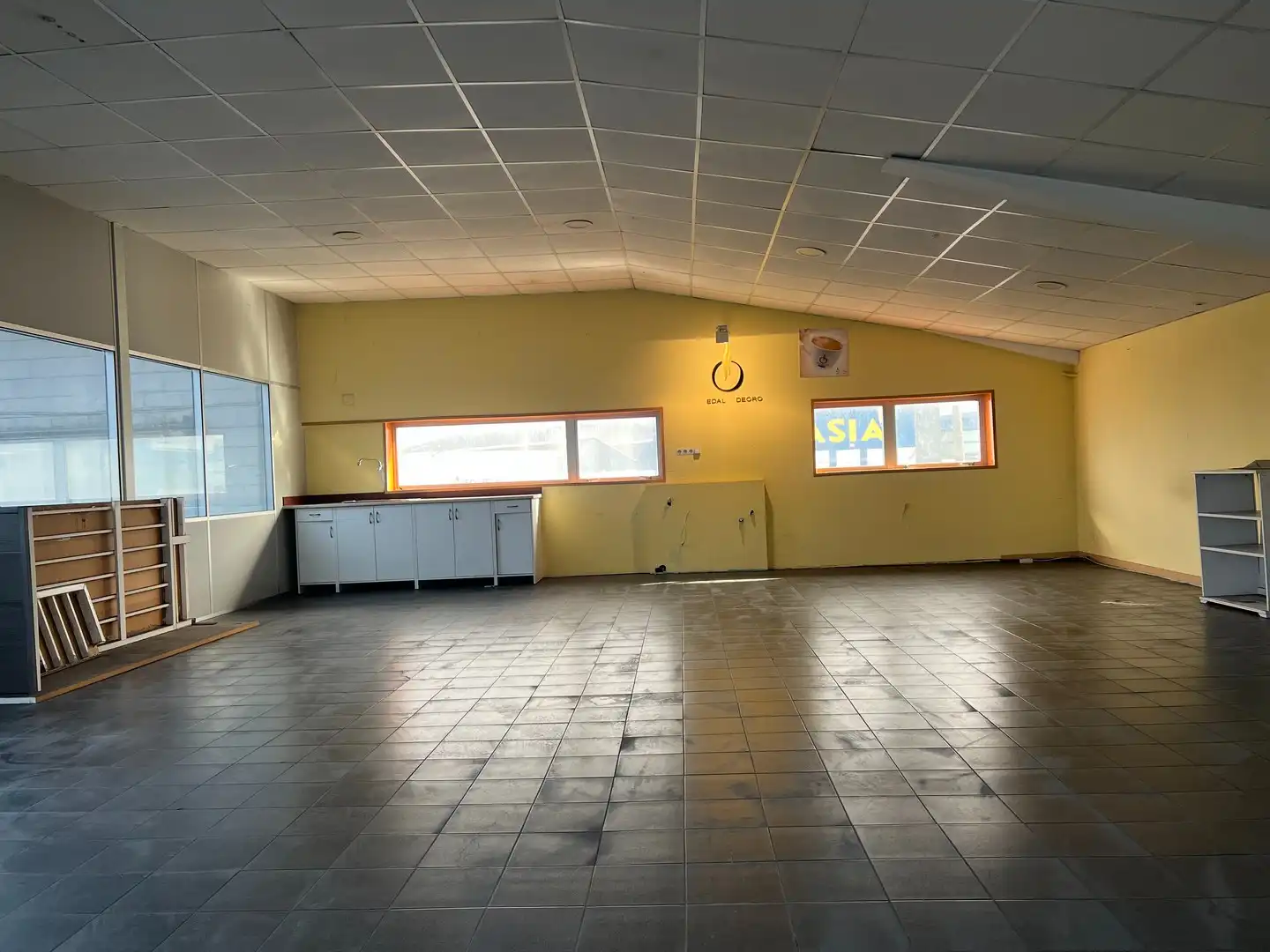 Fabrikhallen zur Miete in Narón