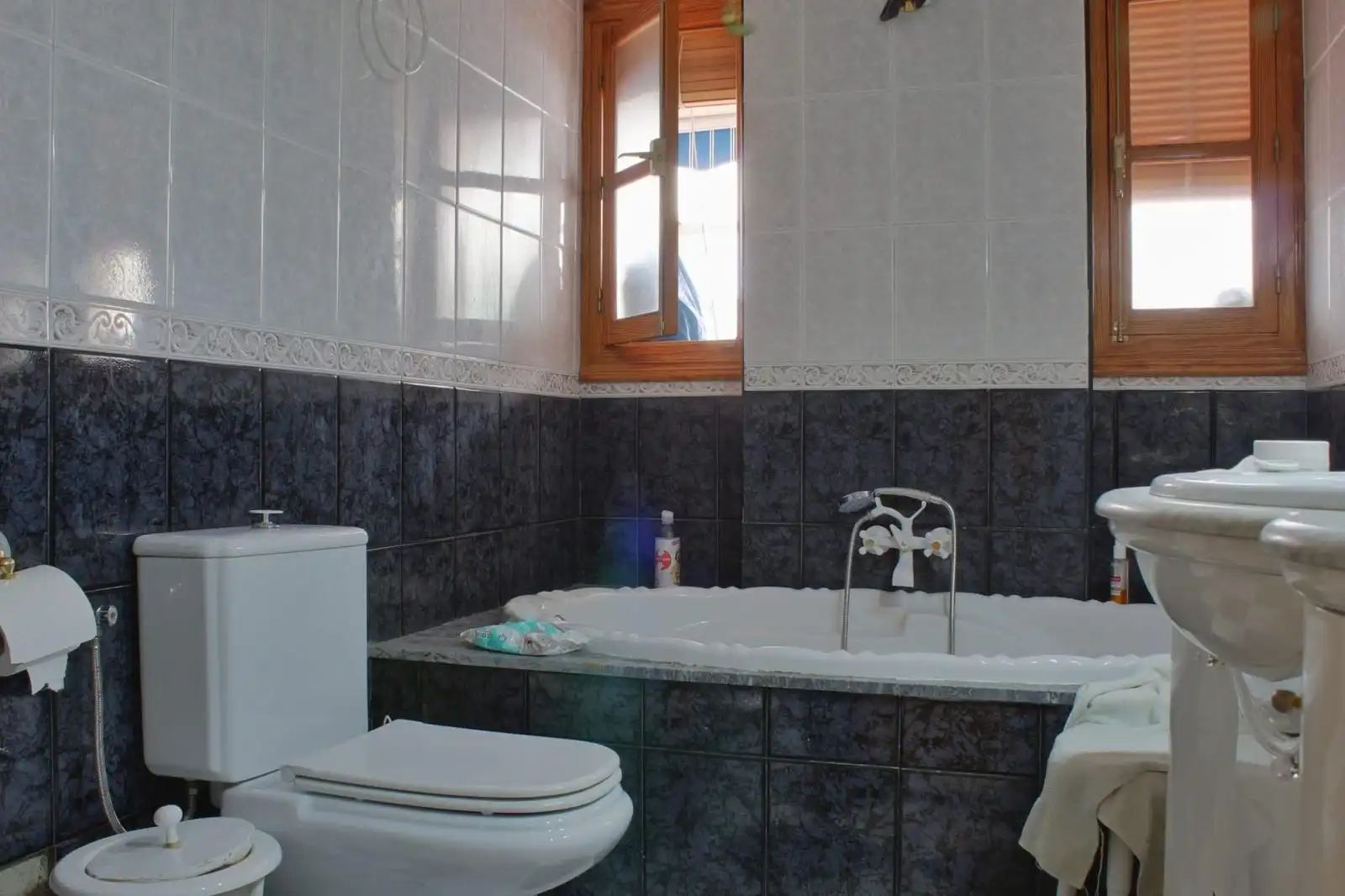 Baño de Piso en venta en Loja con Terraza, Trastero y Amueblado