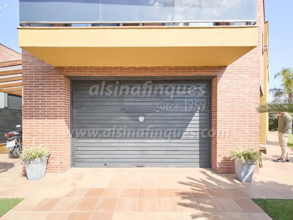 Aparcament de Casa o xalet en venda en Lloret de Mar amb Calefacció, Jardí privat i Terrassa