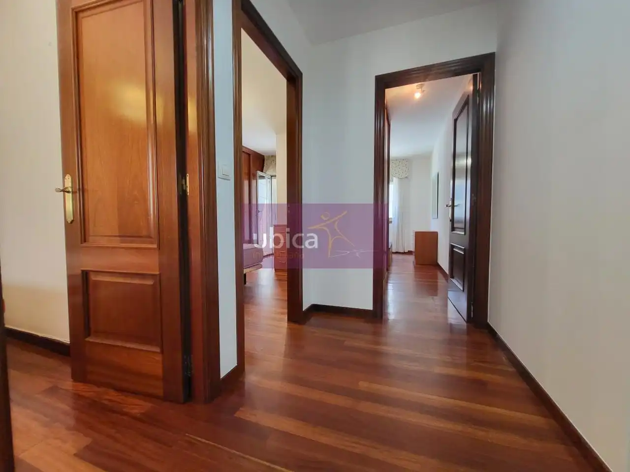 Dormitori de Pis en venda en Vigo  amb Calefacció, Parquet i Terrassa