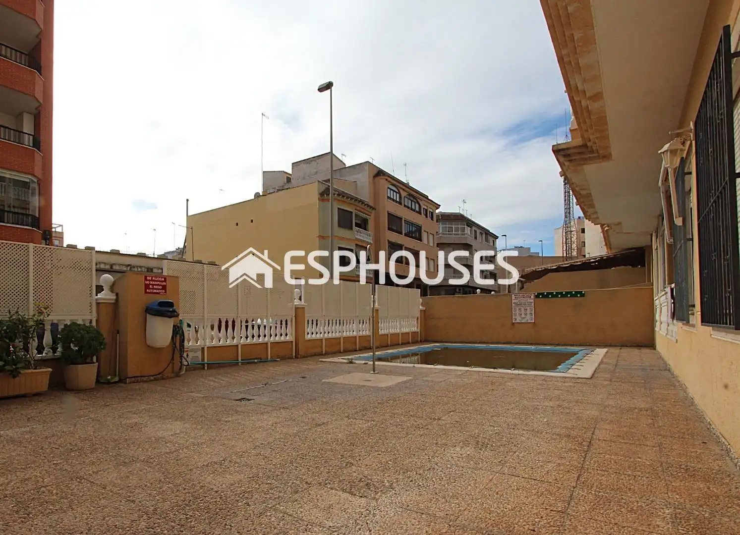 Vista exterior de Apartamento en venta en Guardamar del Segura con Aire acondicionado, Balcón y Piscina comunitaria