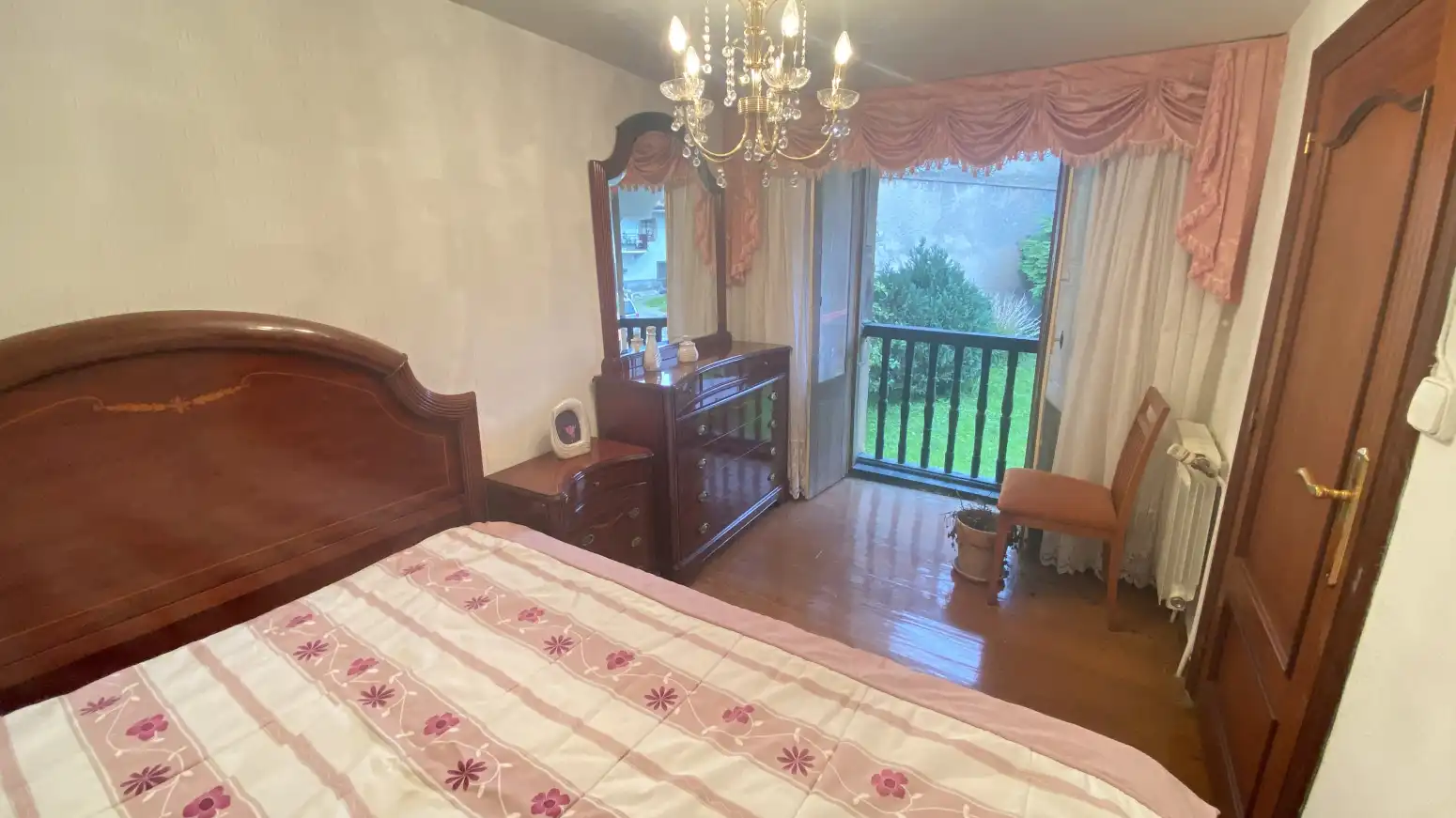 Schlafzimmer von Einfamilien-Reihenhaus zum Verkauf in Voto mit Heizung, Privatgarten und Terrasse