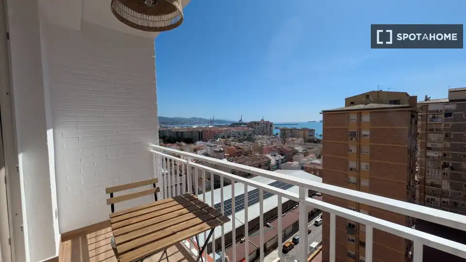 Dormitori de Apartament per a compartir en Málaga amb Aire condicionat, Terrassa i Moblat